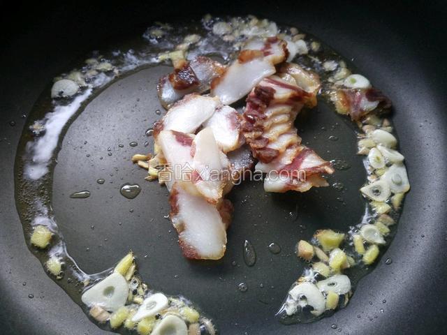 放入腊肉煸炒。