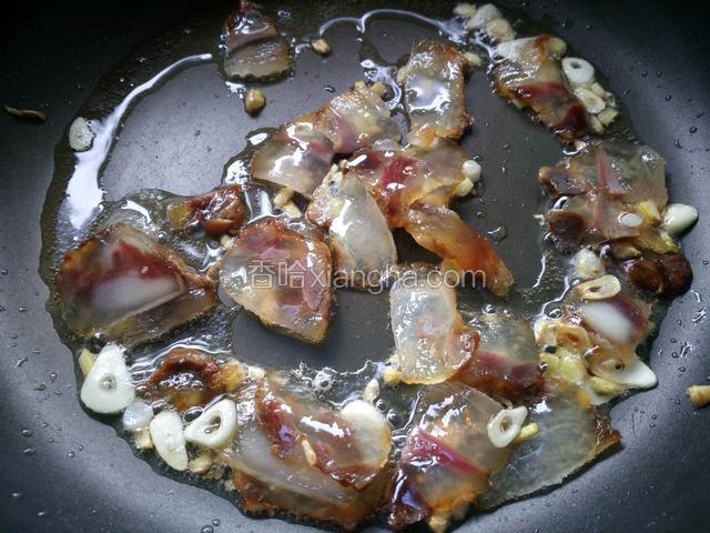 炒至腊肉变色。