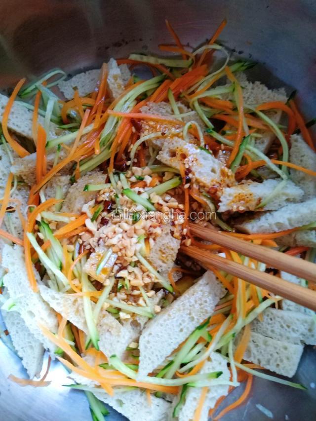 将黄瓜，胡萝卜，花生碎，调好的汁，麻酱，辣椒油倒入面筋中，搅拌均匀