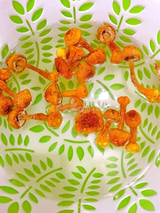 巴西菇用温水浸泡10分钟