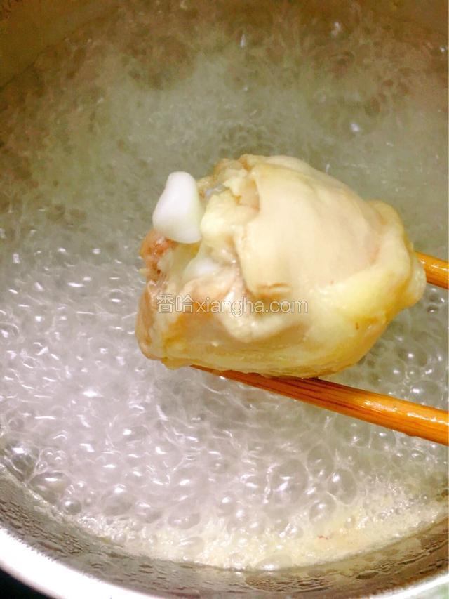 鸡腿凉水下锅，水烧开后焯水2～3分钟后捞出过冷水