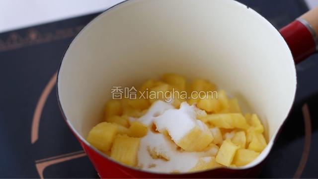 菠萝放到奶锅里，倒入约20g砂糖，小火熬一会儿