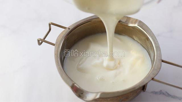 加入酸奶，搅拌均匀