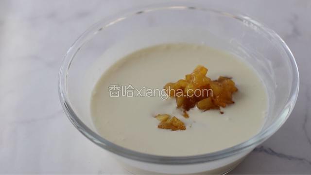 加入熬好的菠萝，拌匀