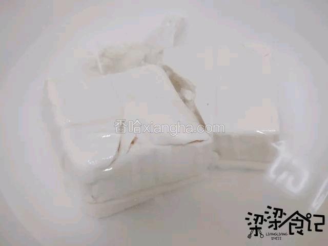 豆腐放在温水里放入盐浸泡5分钟