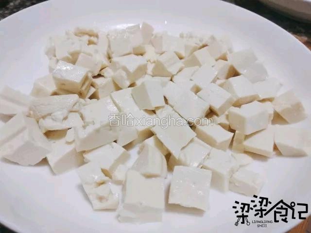 豆腐捞起切丁