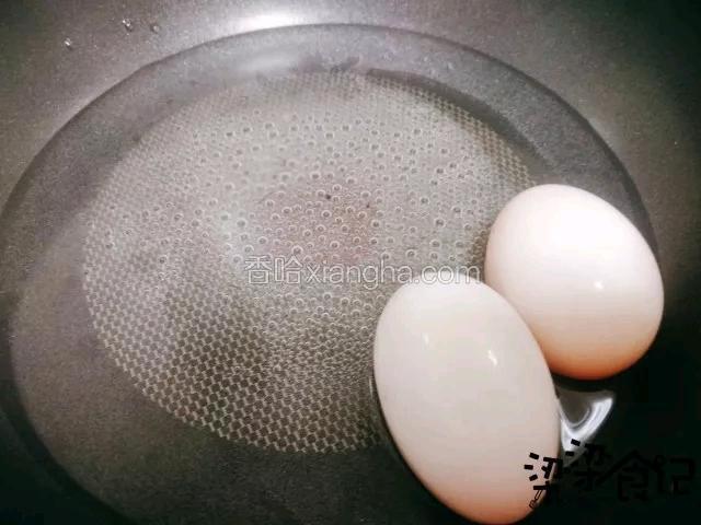 咸鸭蛋洗净后放入热水锅里煮熟备用