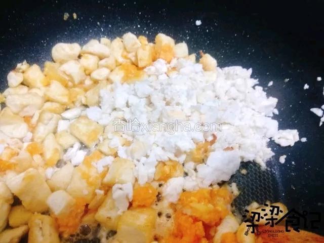 倒入蛋白翻炒均匀