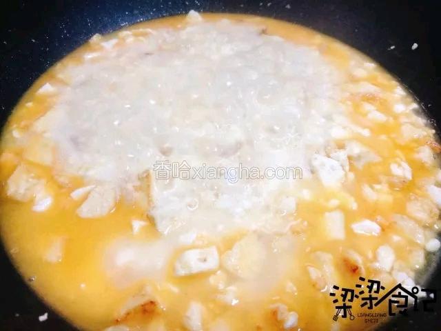 倒入开水，没过材料，加入胡椒粉，盐，白糖，大火煮开
