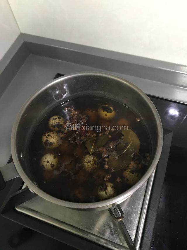 煮沸后倒入鹌鹑蛋
