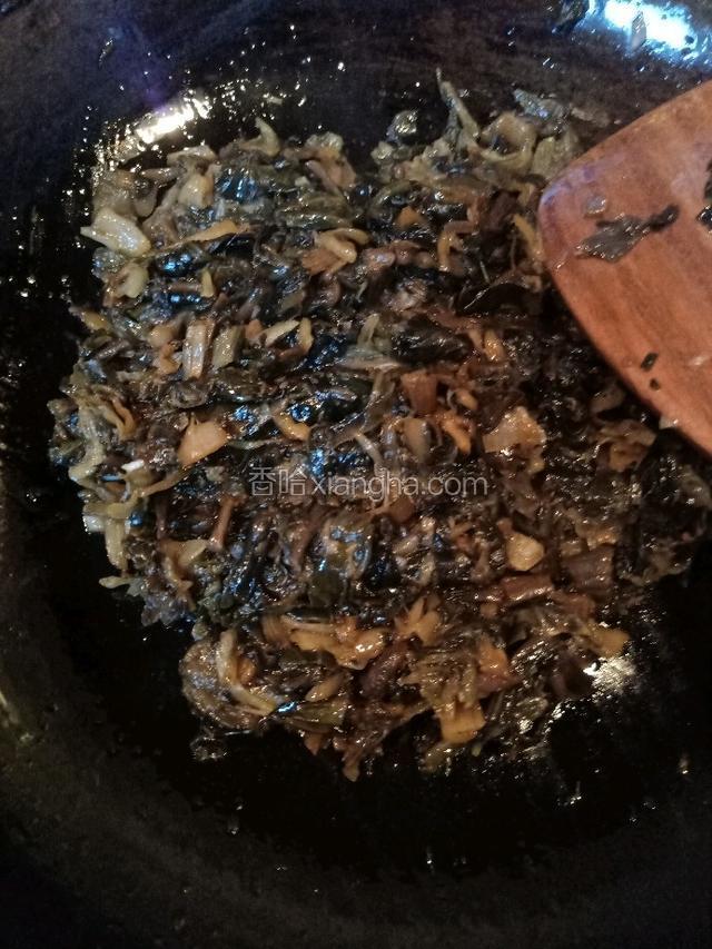 梅干菜洗净，炒锅中倒底油，爆香葱花，倒入梅干菜，翻炒两分钟倒入生抽一勺，盐小半勺，鸡精少许，翻炒几下关火