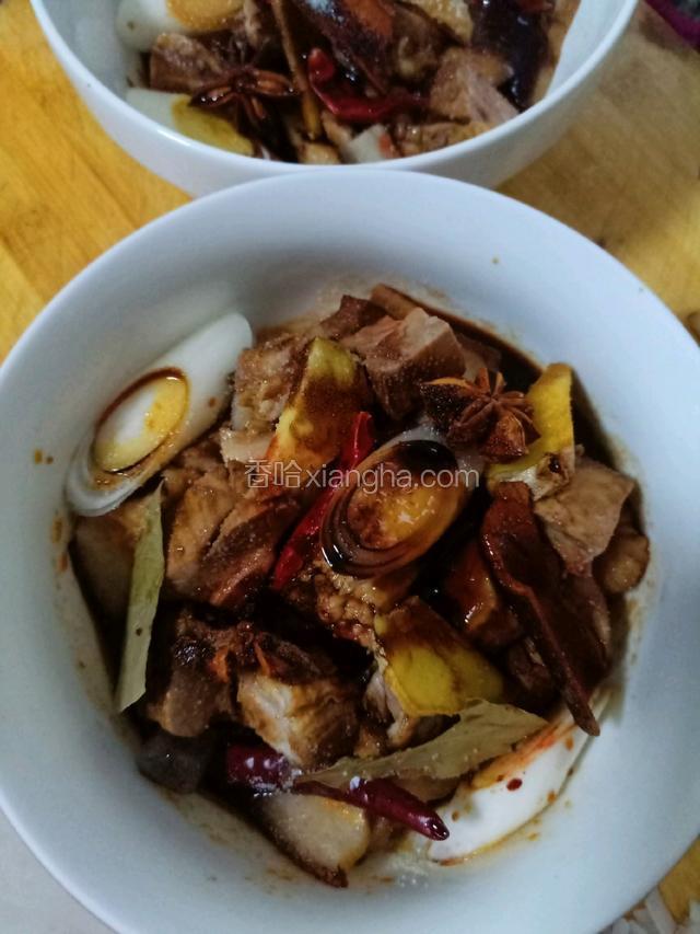 将葱姜，大料，桂皮，豆腐乳，香叶，干辣椒，生抽，红烧酱油，冰糖，盐倒入碗中，最后加两小勺水