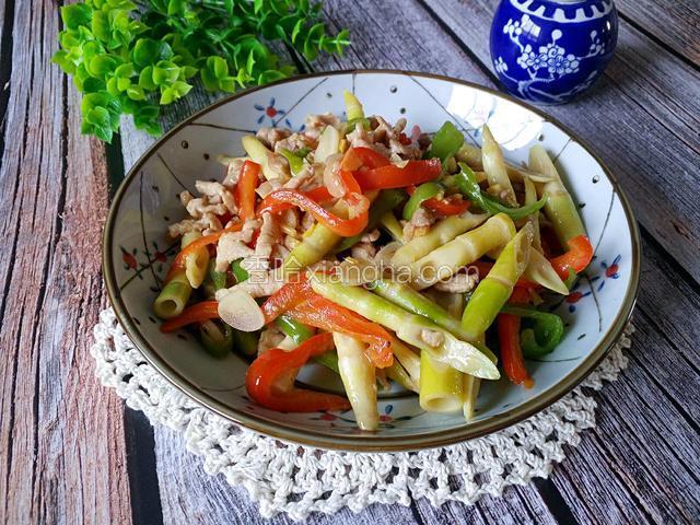 竹笋肉丝成品图。