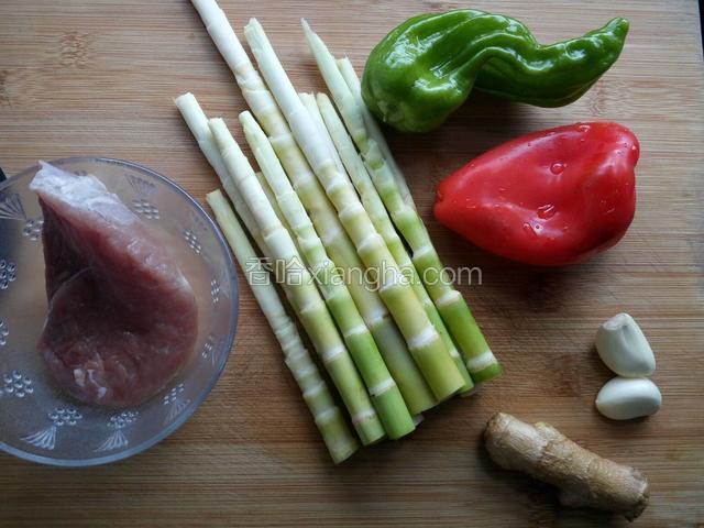 将所需食材洗净备用。