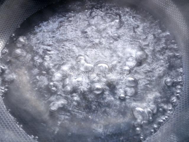 锅内装适量冷水烧开。