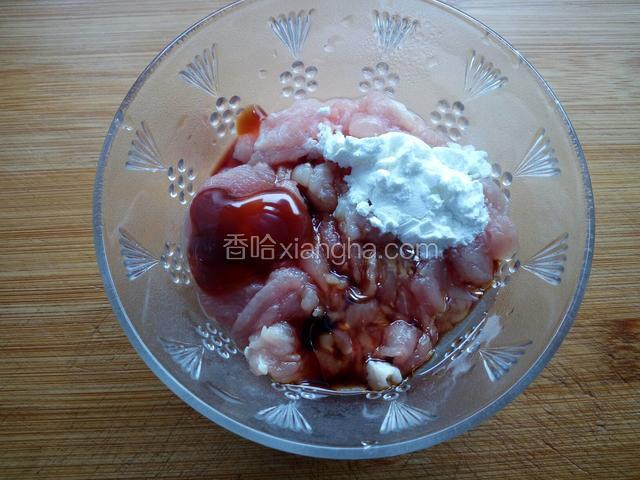 在里脊肉中放入一勺生粉，10克料酒，5克李锦记财神蚝油，5克李锦记天成一味特级鲜酱油，少量的油搅拌均匀，腌制10分钟。
