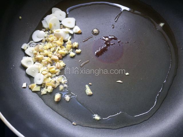 放入姜、蒜爆炒出香味。