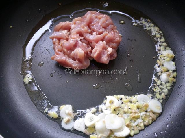 放入腌制的里脊肉。