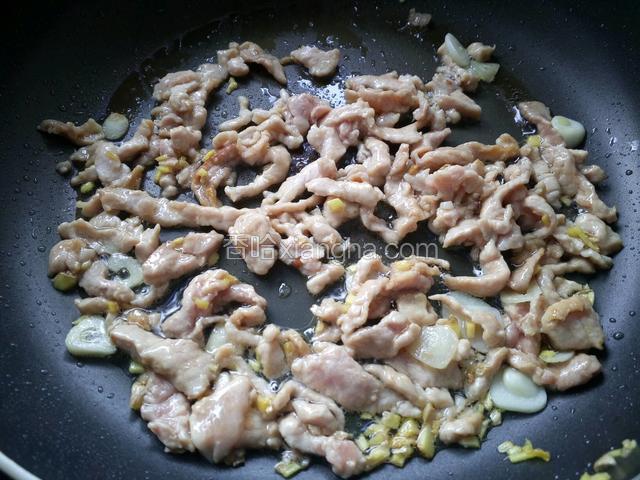 将肉炒散，炒至八成熟。