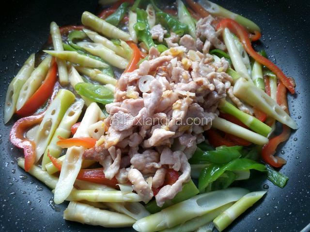 翻炒均匀后，放入肉丝。