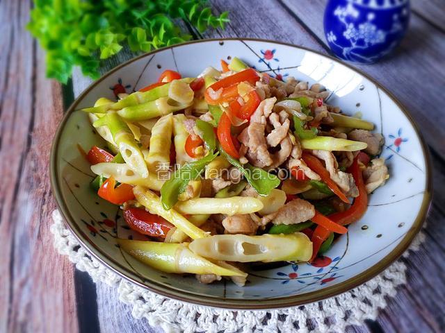 一道美味的竹笋肉丝制作完成。