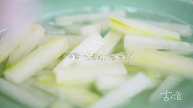 泡好的冬瓜条捞出来，放清水冲洗，再于清水中泡一小时，中间再换水两到三次；