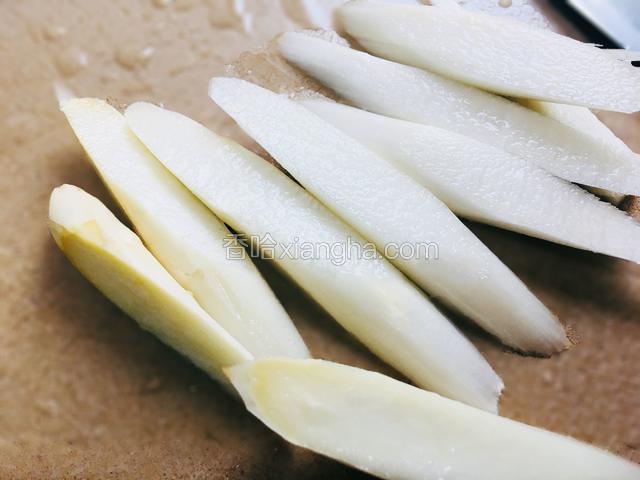 洗净表皮的泥土，去掉表层的皮后斜刀切块