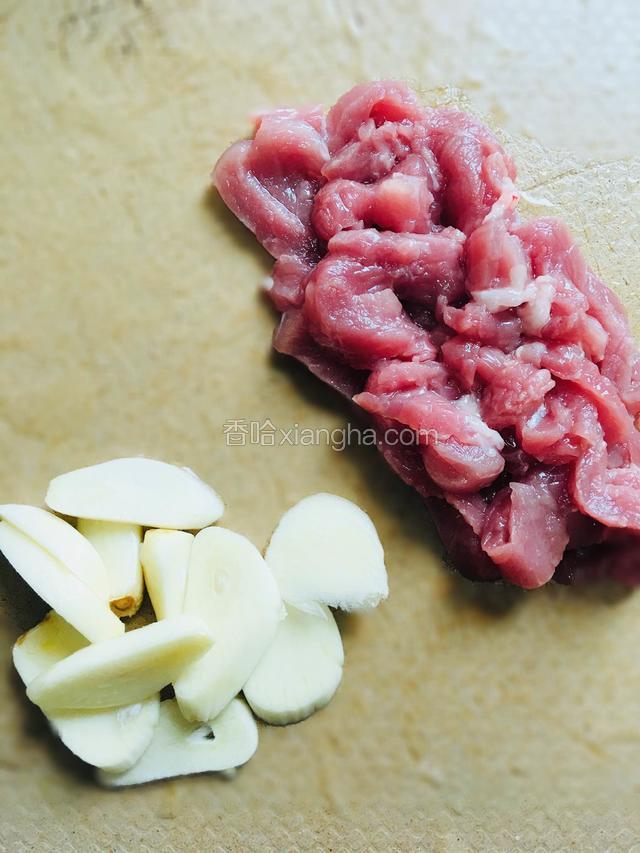 猪肉切丝，蒜切片
