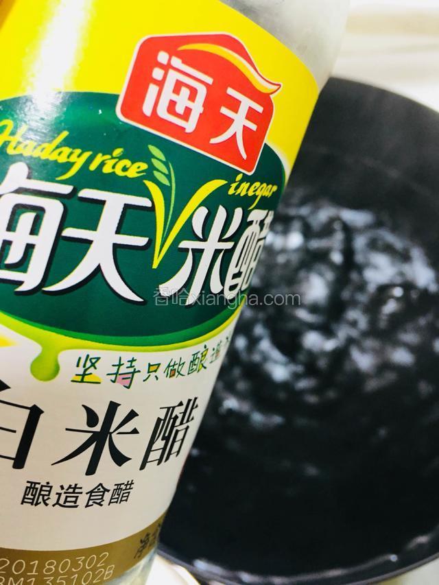 锅中烧开水，加入白醋（用醋能去掉白芦笋自带的少许甘苦）