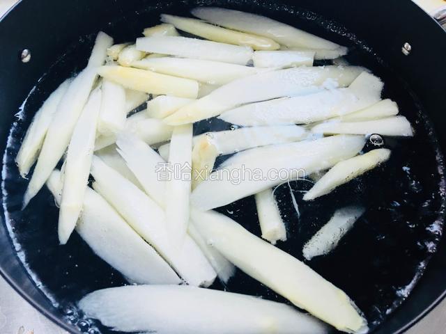 放入泡过的白芦笋抄水20秒（千万别煮太久，软了就不好吃了）