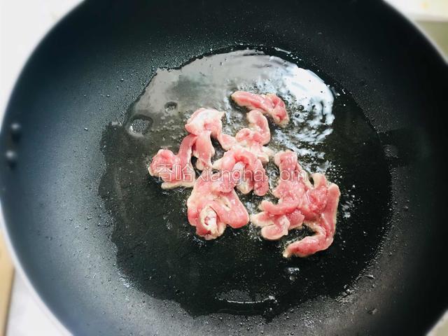 锅中烧热油，加入猪肉煸炒