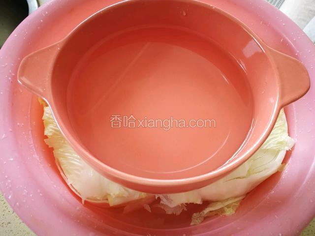 用重物压好白菜。
