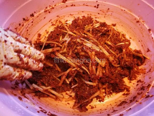 放入白萝卜丝拌匀。
喜欢生牡蛎的朋友，也可以这个时候放一点牡蛎肉（提前用盐抓一抓）。能给辣白菜增鲜，同时发酵过的牡蛎另有一番风味。我自己不吃就没加。