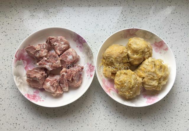 猪脊骨洗净焯水捞出，酸菜洗净攥干水份。
