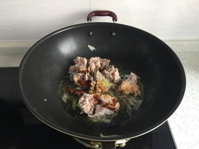 倒入脊骨、生抽煸炒。