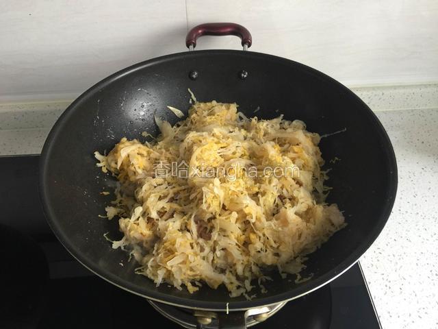 倒入酸菜继续翻炒均匀。