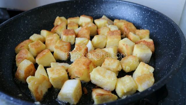 油烧热 倒入馒头块炒至焦黄
盛出备用