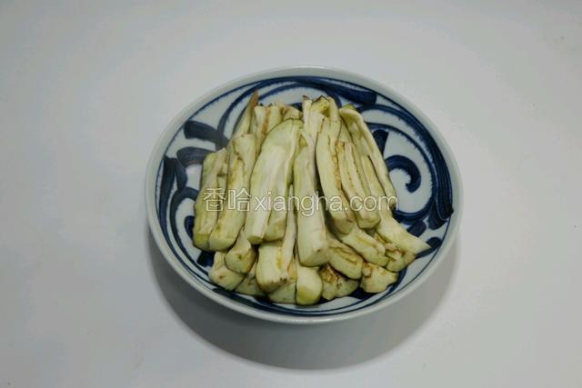 姜蒜切末，香葱切小段