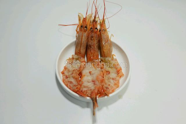 将背部的虾壳剪开，挑去虾线
把虾肉用刀背拍几下，边缘的虾壳用剪刀剪开一些