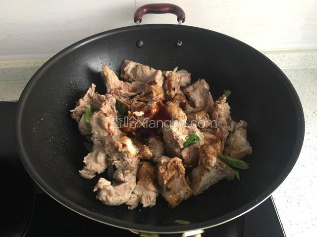 加十三香、姜粉、蚝油，生抽。