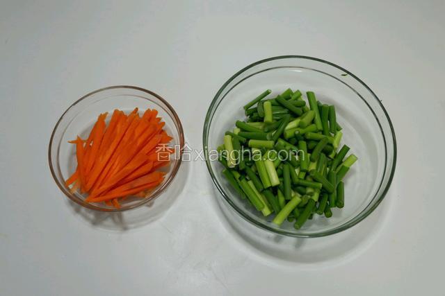 鸡蛋打散成蛋液，放锅中煎熟成蛋饼，取出稍稍放凉，切成丝备用
蒜苔洗净切成小段，胡萝卜洗净切成粗丝