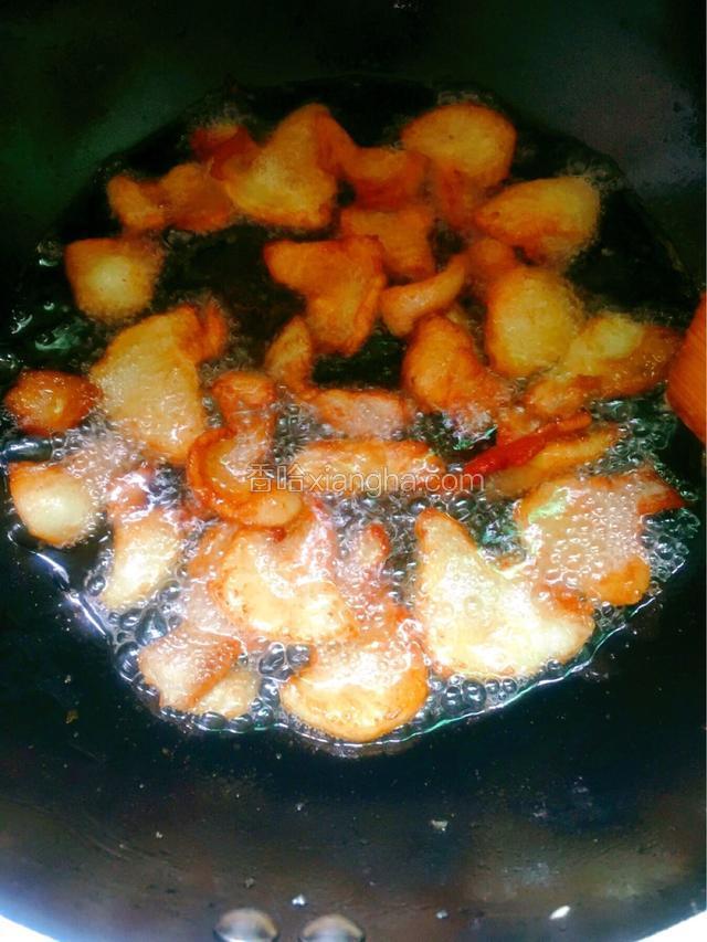 肥肉下锅小火煸炒出油，炸至两面金黄色。油太多的话可以盛些起来炒青菜非常香呢