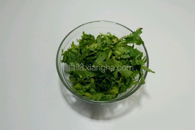 茼蒿洗净，切成小碎段
