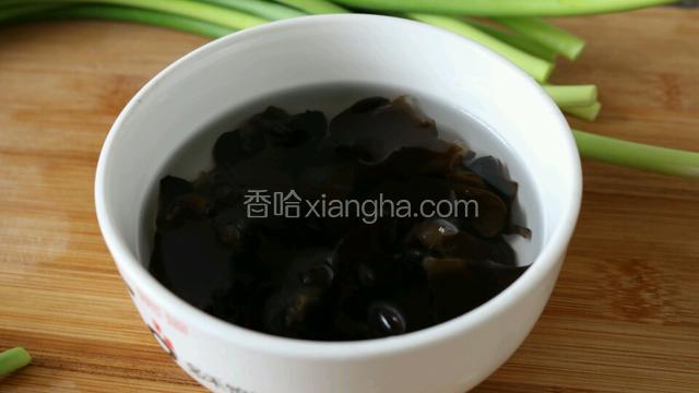 黑木耳温水泡发 洗净 撕小朵