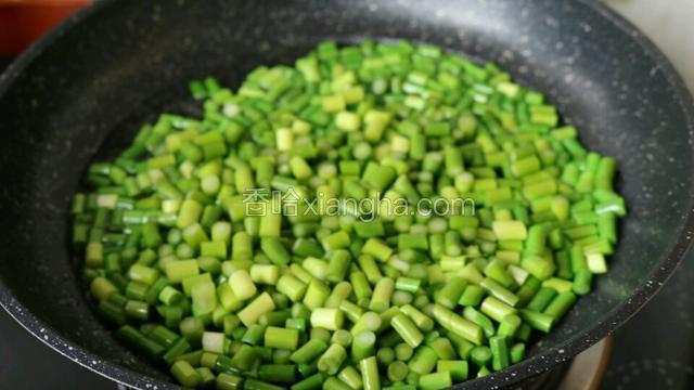 油烧热 倒入蒜薹炒2分钟
