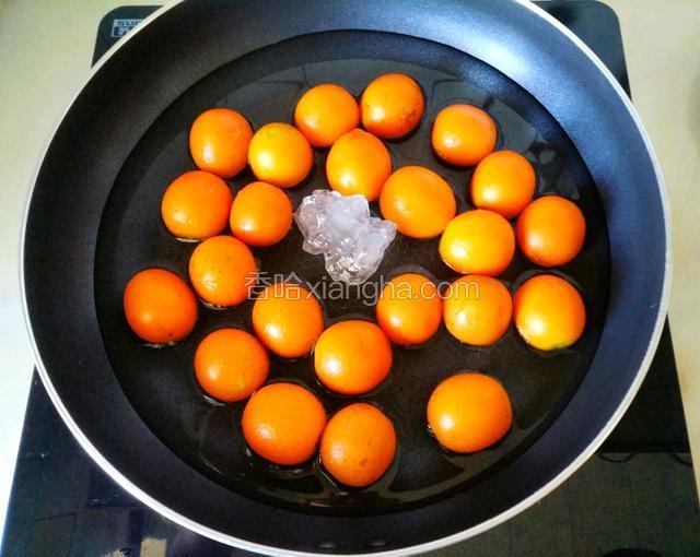 加入清水，摸过食材，大火烧开，中火慢慢炖