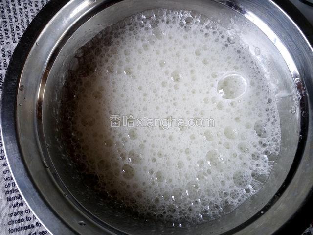 用电动打蛋器低速打至鱼泡眼状态。