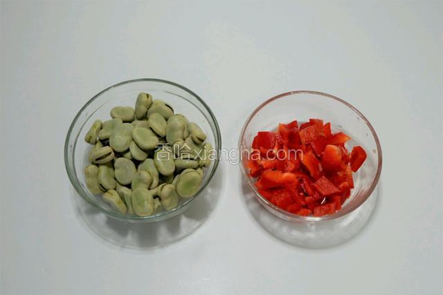 新鲜蚕豆剥去外壳取出豆瓣，入沸水中焯水，捞出沥水备用。红甜椒切成1cm小方粒
