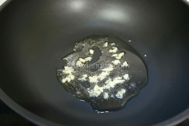 起锅热油，下姜末炒出香味
