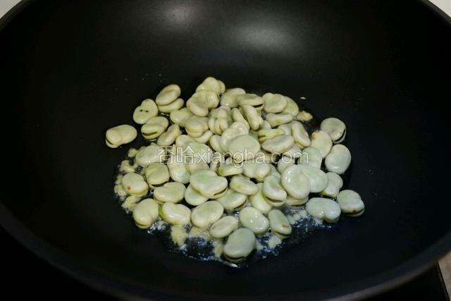 下蚕豆翻炒片刻
